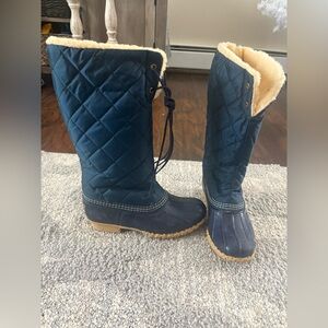NWOT size 6 Women’s L.L. Bean Quilted Navy Winter Boots